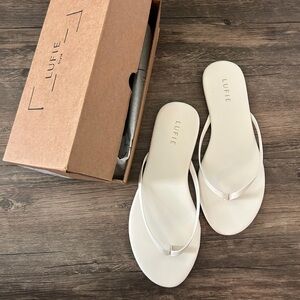 NWT Cream  / White Sandals / Flip Flops